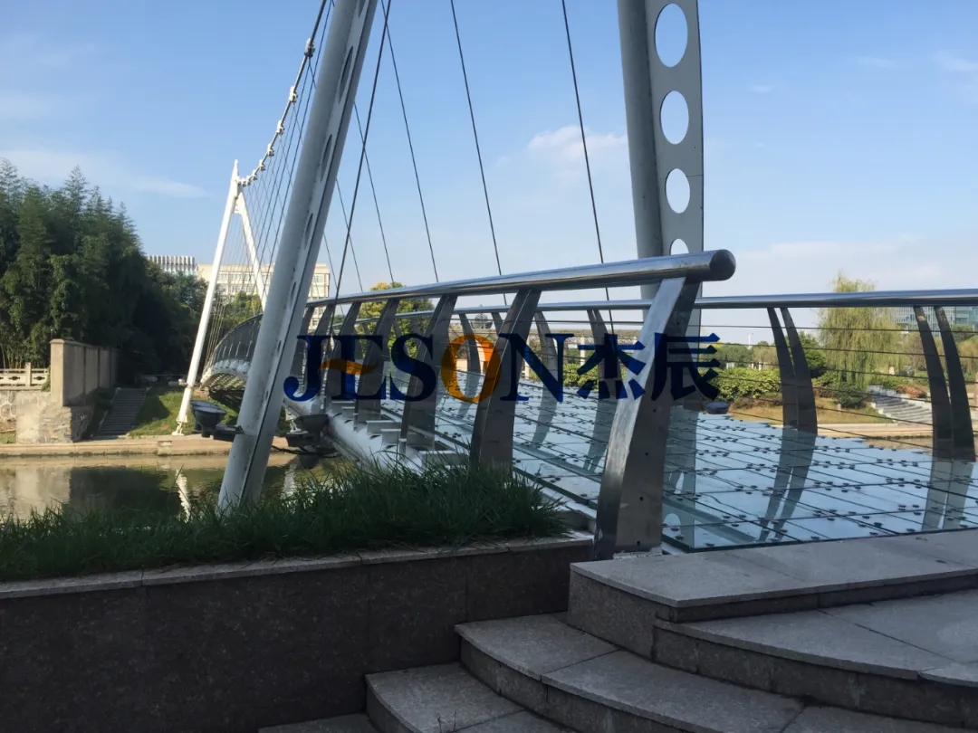 魔幻！橋梁護(hù)欄一捏就散？